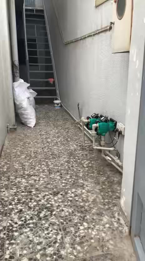 شقة طابق اول في منطقة صليخ ال ٦٠٠ فرع ريزو تحتوي  على غرفتين نوم وصالة ومطبخ وحمام
وبيتونة تصلح مخزن  او غرفة صغيرة وسطح يصلح كعده خارجية او حديقة خارجية ومنور 
نظيفة ومصبوغة وبيها كاونترات مطبخ  وماطور مي وسخان وبوستر من التانكي
للاستفسار 
الاتصال على الرقم 
***********
