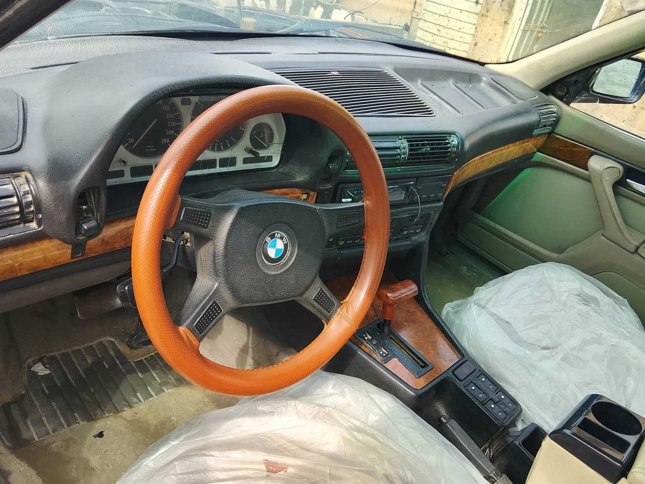 سلام عليكم بي ام للبيع سياره جاهزه داخل حلوه مداور ثاني يوم بلاد مسكر  ***********
