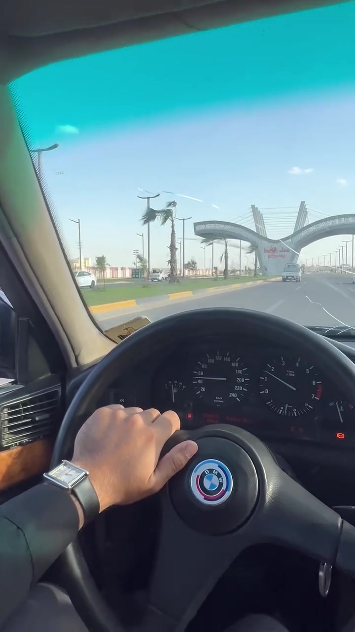السلام عليكم للبيع بي ام حجم 535 مديل 90  رقم بغداد نكليزي سياره نظيفه سلايت كهربائي صبغ جماليه  صدر نضيف   داخل وخارج تبريد خير من الله  گير ومكينه  اكسن خير من الله 3.5 مفتوح  شلعه ومعدل سياره ما ناقصها شي  المكان بغداد _ابوغريب (***********)
