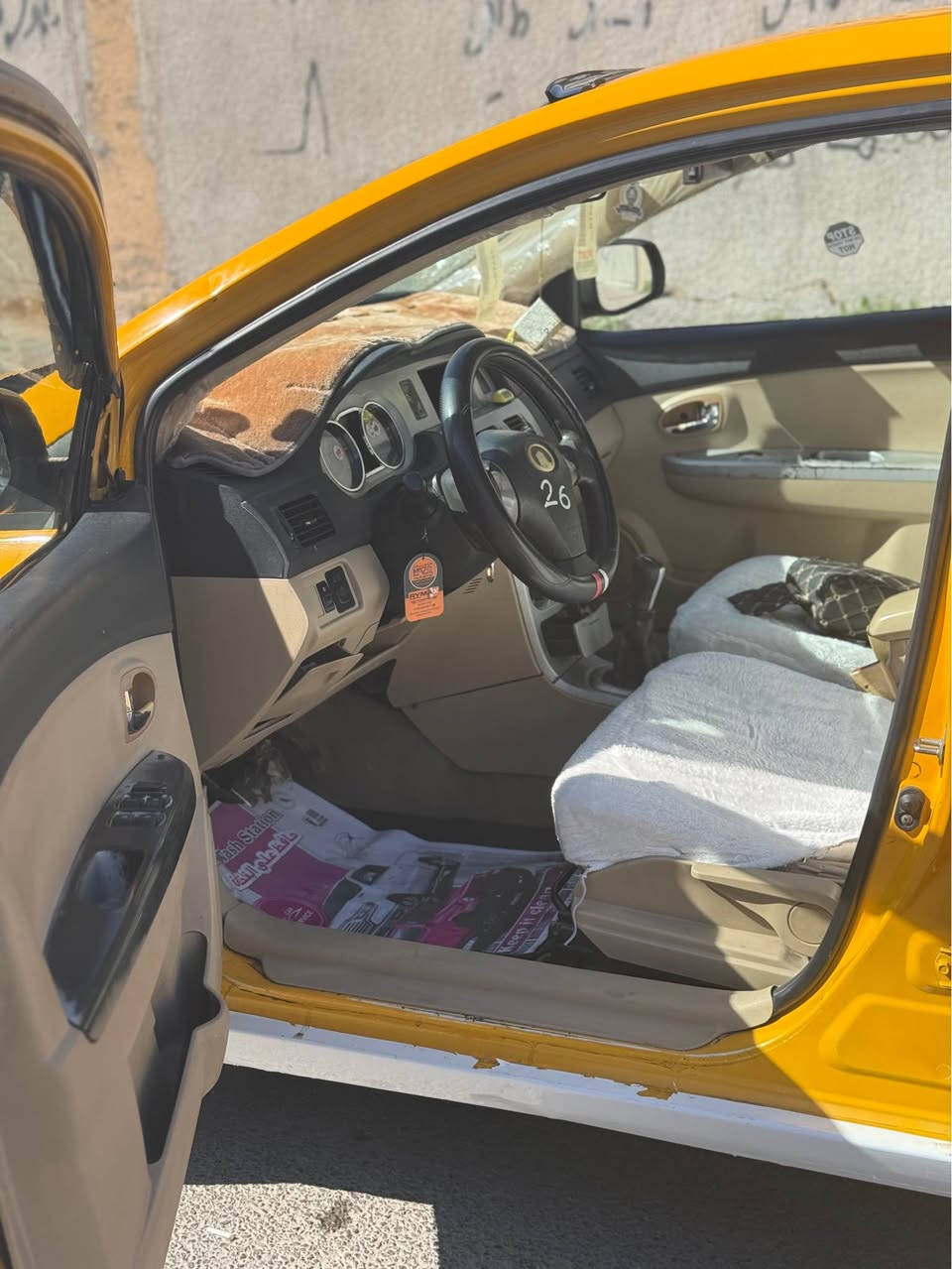 السلام عليكم 
كريت ويل موديل 2011سيارة كير محرك بالشرط لا صرف لا بخار ولا صوت بدون ضربة بجم امامي خلفي كبس تدفئة تبريد شغال صدر امامي خلفي جديد تخم تاير جديد سنوية جديد مشروع وطني لل2027دفتر بانزين موجود نقابة مصفر جديد شرط التحويل والوكاله سيارة جاهزة للشغل تأخذها ما تذب عليه دينار شرط كهربائي كلها شغاله لايات شمسي بلاجكتور زنون جاهزة ع آخر حبة سعرها 50$ او بيها مجال للطيبين اي استفسار خاص او اتصال ***********اسف ع أطاله☺️❤️ كركوك, العراق
