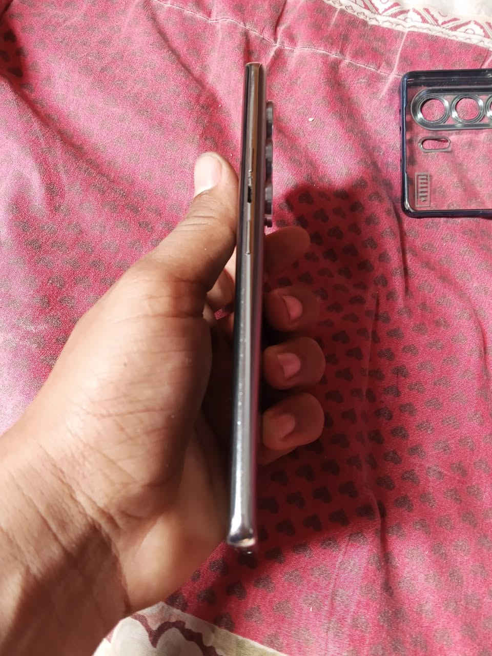 السلام عليكم جهاز تكنو كومون 40 برو فايف جي للبيع لونه مميز البرونزي يعني الفخامه ذاكره ٢٥٦ عشوائيه ١٢+٦ الجهاز ١٢٠ فريم مفول بل ألعاب بطاريته ٥٢٠٠ تمشيك اكثر من يومين الجهاز يدعم ذكاء استطلعي بنسبه ١٠٠/١٠٠ الجهاز فقط دكمه الخارجيه التنصي واكعه سعرهه ألفين دينار كاميراته يخبلن للتواصل عالخاص او علا هاذه الرقم ***********
