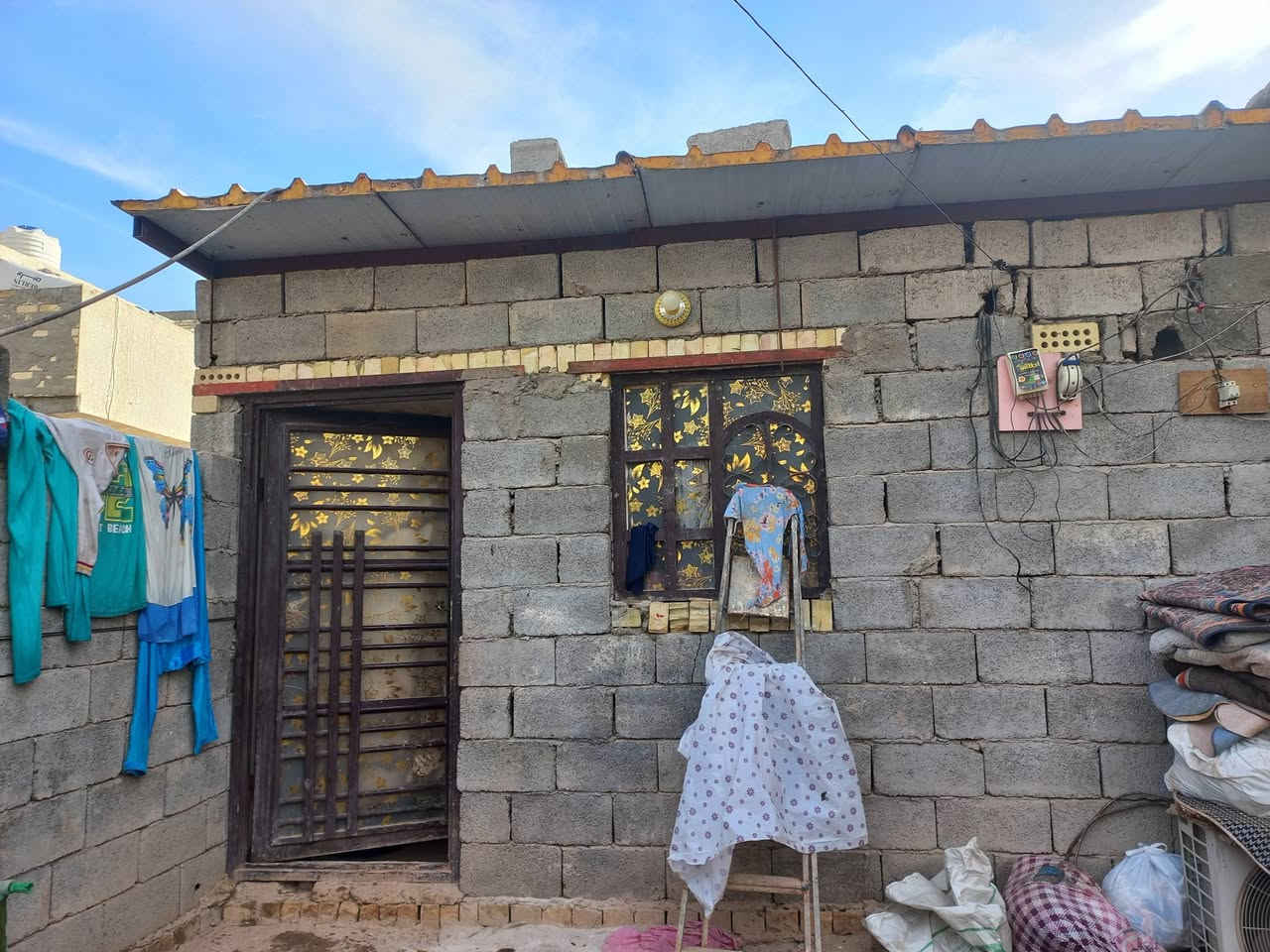 من رخصه الادمن المحترم بيت مساحه ١٠٠م غرفه ٥×٤ حولي حمام بناء بلوك سقف سندويج سند٢٥ اقرارمحكمه مقابل مستوصف الجديد دقيقه عن الشارع العام مشي السعر ٤٥ مليون للاتصال *********** وشكرا
