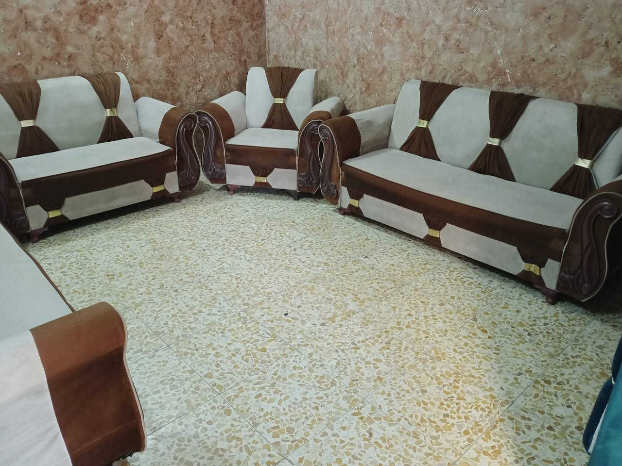 تخم 9مقاعد نضيف جد أي ضررمابي سعره 175يوجد توصيل داخل كربلاء ***********
