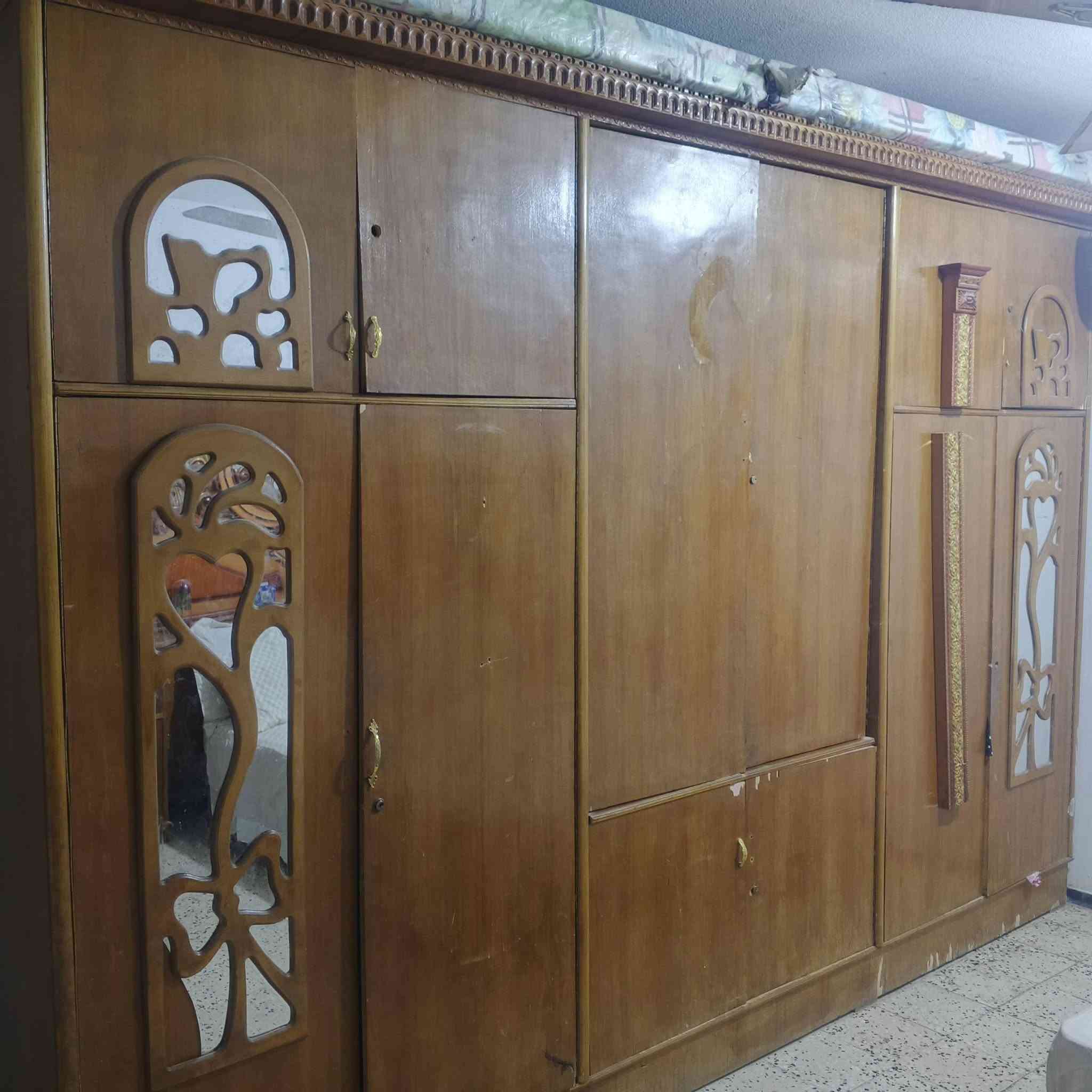 للبيع غرفه نوم مع تخم 13مقعد 600 ************مكان بغداد تقاطع النهروان

