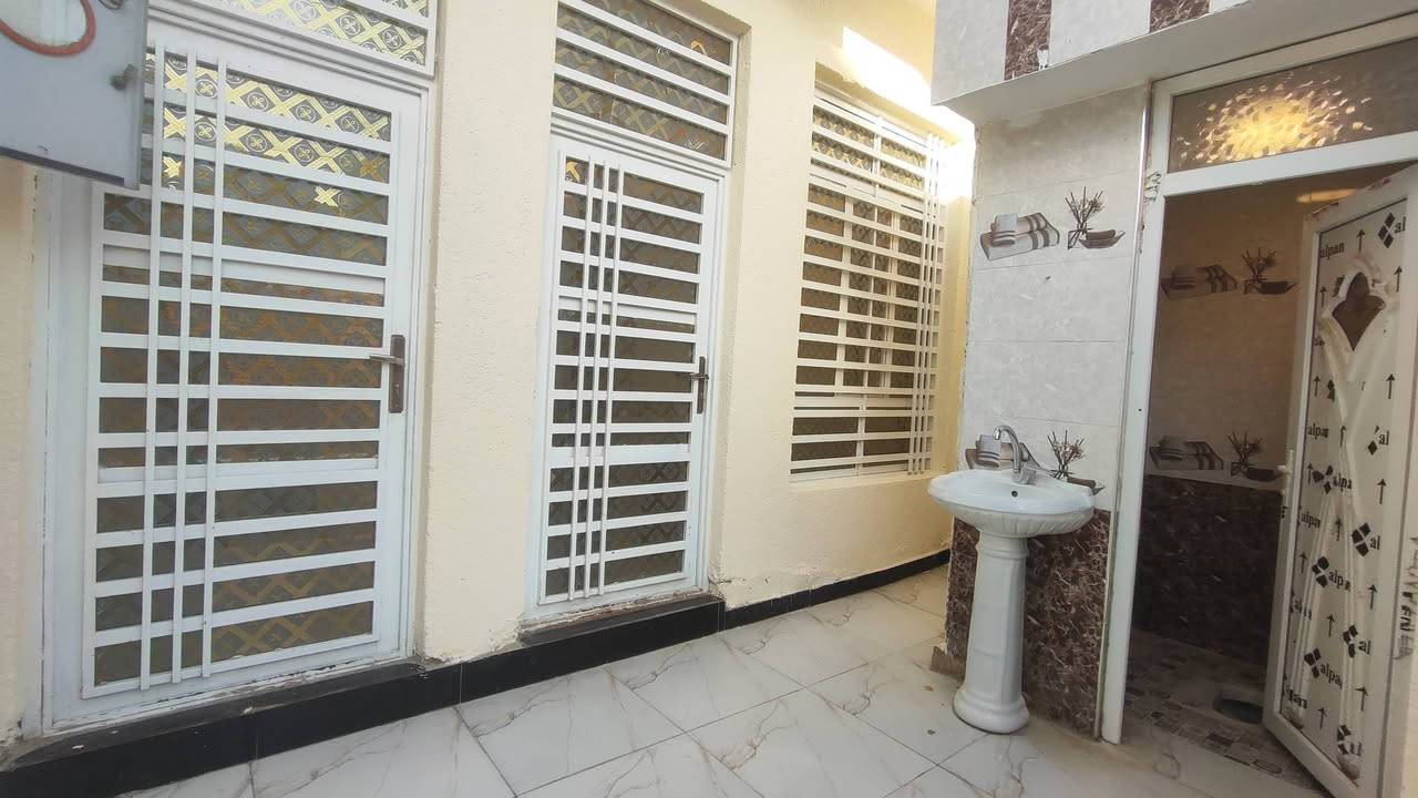 دار للبيع المساحه 100 متر بناء درجه اولى وحديث حي الصحفيين المربع الاول رقم الهاتف ***********
