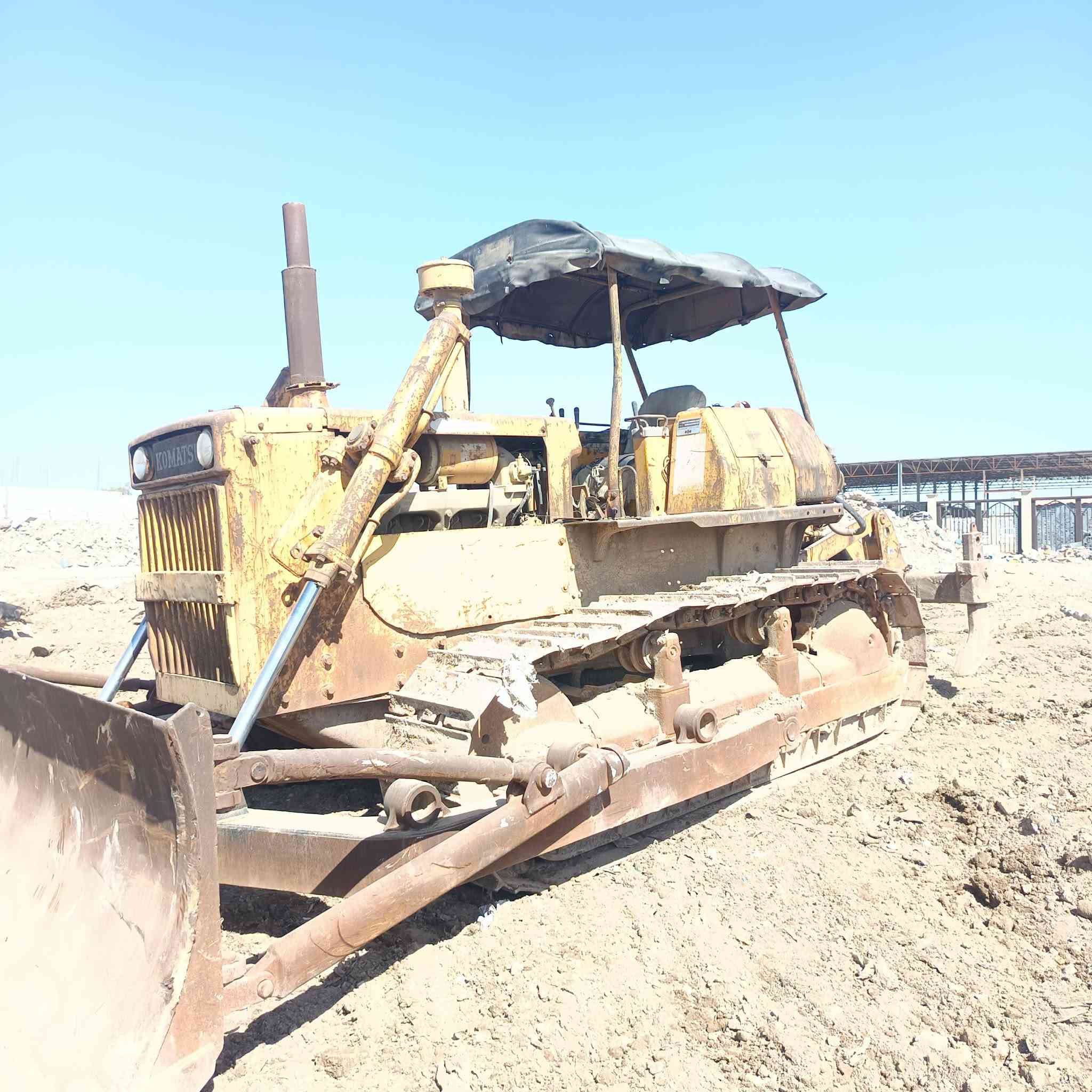 بلدوزر كومسو حجم 65موديل 82 البيع رقم وسنوية بسمي صفر سعر 17مليون ***********
