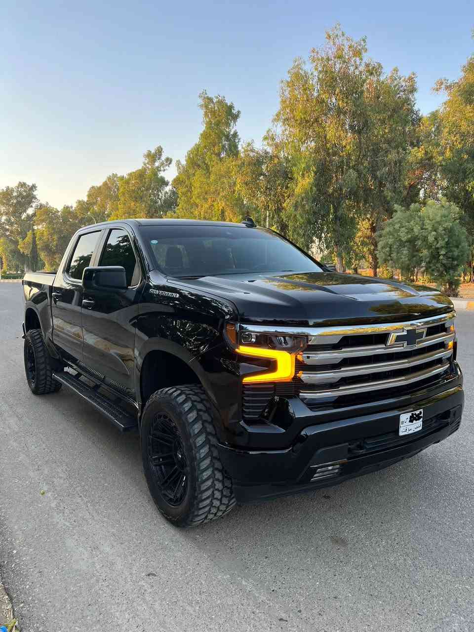 سلام عليكم
شوفرليت سلفرادو موديل 2024 

حرة دخول جديد😎

فحص مؤقت بأسمي.

باب طويل بدي قصير  المرغوب ✅️
 كلين بدون صبغ بدون بارد بدون ايرباگ

 مكينة اربعة سلندر مرغوب  2.7 Turbo max (H.O) يعني العزم 583 نیوتن متر🚀و اقتصادي جدا 🌿

وبعد بيه سوالف من امريكا من اتشوفه تعرفه 

ترفيع بلادي ReadyLift
تخم ويل Vortek بلادي
تايرات Mudterrain بلادي

المواصفات :-

تشغيل بصمة باب بدي بصمة

رادار امامي 🚗

مانع تصادم 🚶‍♂️

تحديد مسار |    |

كامرا خلفية دوارة

قاصة سرية

أنارة بدي تحكم من الدشبول

ابل كار بلي وايرليس 

اندرويد اوتو وايرليس

وبعد بيه هواي موصفات 

السيارة جاهز و مابيه مصرف ربع دينار و حته دهنه و فلاتره مبدل من شركة 

سياره بدون اي ايرباك

السيارة 2*4 و ماشية 23 و شرط النظافة مشي امريكا 

و مصروف عل سيارة خير من الله وجاهزة كامل. 

مكان السيارة كركوك. 

للتفاصيل والشراء الأتصال 

ومتوفر واتس اب 

***********
