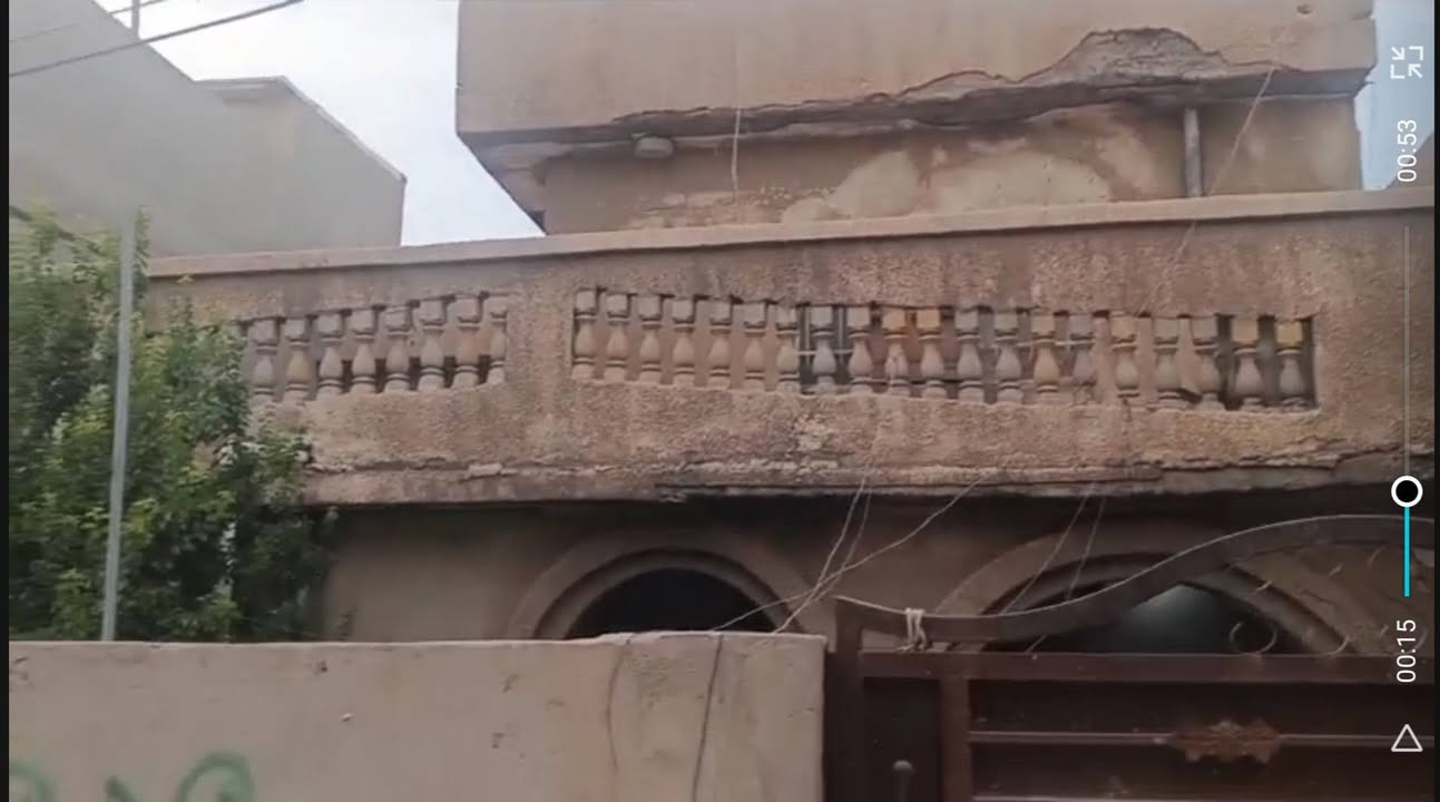 السلام عليكم ورحمة الله وبركاته
بيت ٢٠٠ متر طابو ملك صرف يقع في منطقة حي الاعلام قرب مدرسة الاعلام الابتدائية حسب ما موضح بالصور والفديو يحتوي على مطبخ واستقبال و غرفة نوم  و مخزن وحمامات في الطابق الارضي وغرفتان وحمامات في الطابق الاول يحتاج ترميم 
للاستفسار عن السعر يرجى الاتصال على الارقام التالية 
***********
***********
***********
الرقم الاخير فيه واتس اب

