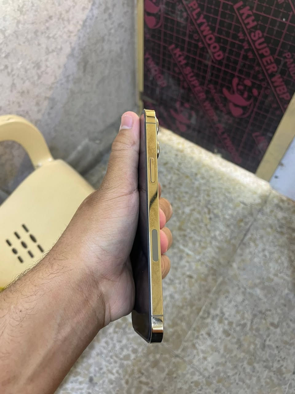 السلام عليكم للبيع ايفون 13pro max ذاكرتة 1 تيرا وبطاريتة ٨٤ الجهاز كلة بلادي مبدل كامرة شرط اصلية ونضيف كلش زلغ مابي نضافتة كدامكم وفحص الحاسبة كدامكم سعرة 800 وبي مجال كلش قليل مكاني بغداد الزعفرانية توصيل موجود ***********
