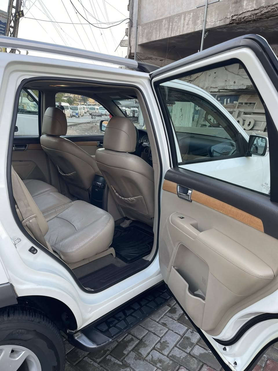 السلام عليكم ورحمة الله وبركاته 
كيا مهافي موديل 2013 
مكينه وكير مكفولات 
تبريد حار و بارد  
تخم تاير جديد 
صدر امامي خلفي مكفول فول نعومه 
سياره فول مواصفات عده زراك وبصمه 
داخل عسلي جلد  7 راكب  وشاشه
اشاير بالمرآه 
لايت زينون بلادي 
سياره مال جناي وتراي وين ميعجبك 
 الصبغ وباقي تفاصيل موضح بالسونار 
مكان السياره بغداد مشتل 
السعر 157 بيها مجال بسيط للطيبين
رقم انكليزي بغداد طويل تحويل ثاني يوم 
 
للاستفسار*********** 
واسف على الاطالع ودمتم سالمين 🩶
