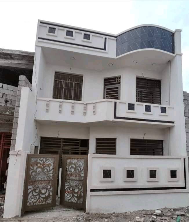 بيت للبيع بتصميم حديث وجميل في موقع مميز. يحتوى على واجهة أنيقة مع تفاصيل فنية وزخارف. المساحة كبيرة وتناسب الحياة العائلية. البناء جديد ومجهز بكل ما يحتاجه السكن المريح.