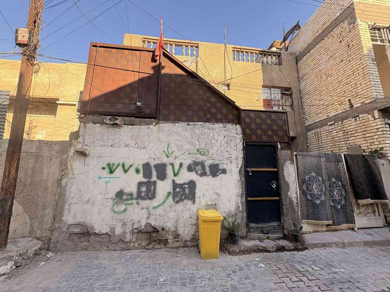 السلام عليكم
دار للبيع مساحه 120
نزال 15 
واجها 8
محلة 719
زقاق 49
دار31
الدار يقع في بغداد الجديدة خلف الفوج 
التواصل/***********
