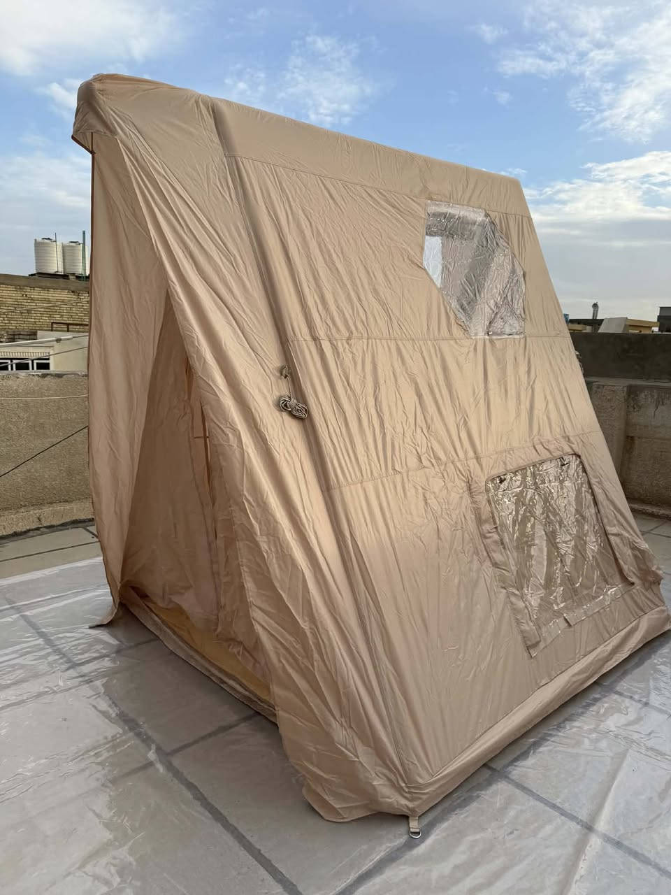 السلام عليكم للبيع خيمة تخييم هرمية قابلة للنفخ (Inflatable Camping Tent) وتُعرف أيضاً باسم "خيمة الهواء". تتميز هذه الخيمة بتصميمها الهيكلي الذي يعتمد على أعمدة هوائية بدلاً من الأعمدة المعدنية التقليدية، مما يجعل عملية نصبها سهلة وسريعة للغاية باستخدام مضخة هواء يدوية 
شكل هرمي مثلثي (Triangle) أو على شكل حرف A، مع نوافذ شبكية عالية الكثافة لضمان تهوية ممتازة.
 تناسب شخصين إلى ٣ اشخاص 
قياس الخيمة الطول ٢ متر العرض ٢ متر الارتفاع ٢ متر و ٢٥ سانتمتر 
الخيمة مزودة بفتحة مدخنة للمدفأء الحطب 
الخامات: تُصنع عادةً من قماش أكسفورد (Oxford) المتين وهي مقاومة للماء والرياح ومناسبة لجميع الفصول الأربعة.
تواصل خاص او *********** واتساب
