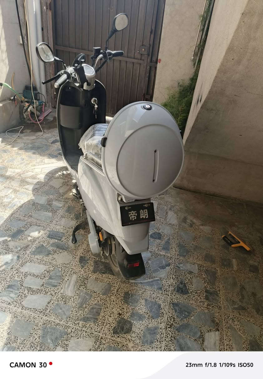 سلام عليكم عندي دراجه شحن لبيع  سعر 450 العنوان موصل جنب الايسر حي سومر اليريد يتوصل عل رقم ***********
