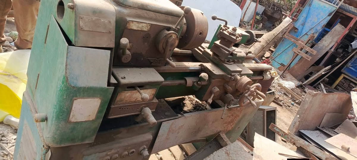 تورنه انكليزي ثلاث ارباع متروكه بس محتاجلها تنضيفبس تراب  شغاله جاهزه للعمل للتواصل على ***********
