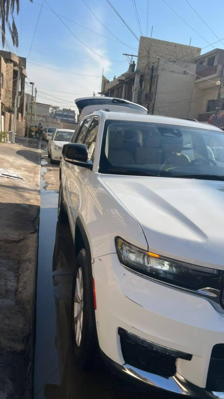 جيب كراند شيروكي لمتد 7 راكب .
الموديل : 2022 . امريكي المحرك : V6.  3.6L . 
العداد : . ( ٧٤ ميل. 

المواصفات :
* دفع رباعي 4x4 . 
* رادار امامي مع مانع تصادم . 
* تحذير الخروج عن المسار . 
* تحذير النقطة عمياء ⚠ .
* ويل قياس 20 انج .
* سقف بانوراما . 
* شاشه كبيرة 10.1 انج . 
*خمس كامرات من كل اتجاهات
* نظام الخرائط (GPS) .
* كاميرا داخلية . 
* كاميرا خلفية . 
* المصابيح الأمامية زنون .
* كشافات الضباب زنون .     
* تشغيل عن بعد .
* صندوق كهربائي .
* مقصورة الركاب من الجلد الفاخر .
* حفظ وضعيات الجلوس (ميموري) . 
* المقاعد الأمامية كهربائية .
* المقاعد الأمامية تبريد وتدفئة .
* المقاعد الخلفية تدفئة .
* سستم صوت Alpine . 
* انارة داخلية LED . 
* حساسات خلفية . 
* 7 راكب vip
* مكيف خلفي مع وحدة تحكم منفصلة . 
* تدفئة ستيرن . 
* مانع تصادم خلفي .
وامامي
* بلوتوث تلفون . 
* محدد سرعة . 
* نظام التشغيل والاطفاء الاوتوماتيكي .
* ⁠سياره مكفوله كفاله عامه 
عد باب خلفي مبدل وبارد كد  شب بلجملغ خلفي
رقم الهاتف ***********
مكاني بغداد البنوك
السعر 315$ وبيه مجال
