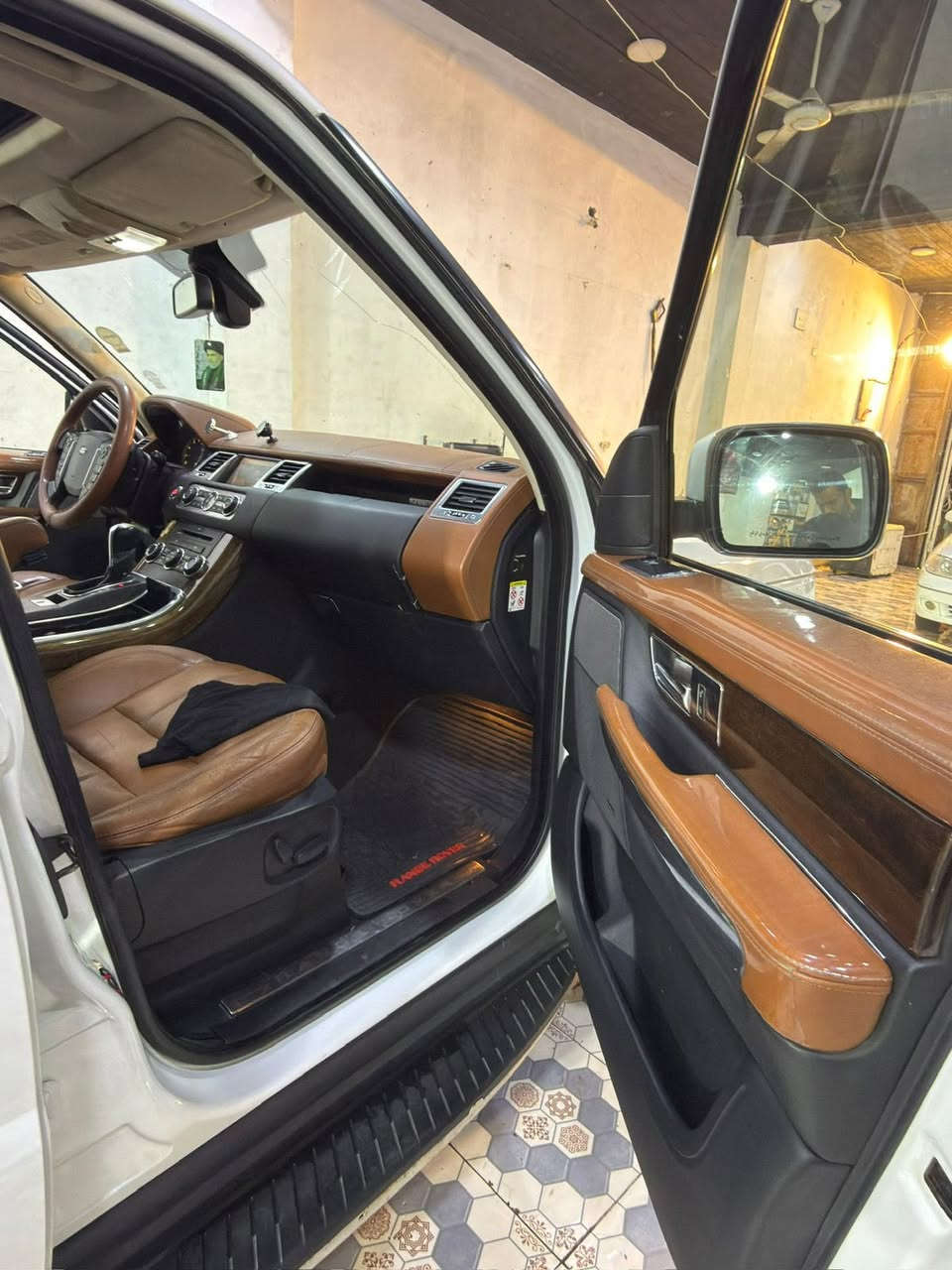 رنج روفر Range Rover Sport سبورت Supercharged موديل 2012محوّل 2Autobiograp فل أوبشن بحالة الوكالة فحص كامل مميز لون أبيض !
السيارة مميزة جداً بنظافتها !
 
ادوات ادوات متومه وجاهزه 

المواصفات : 
4بصمات
فتحه سقف
شاشات خلفيه +اماميه
إنارة ترحيبية عند الدخول للمركبة 
سنترلوك مركزي مع مفتاح الشركة الأصلي عدد ٢
ستيرنج متحرك كهربائي مدفئ 
مثبت سرعة + تحكم على الطارة 
فتحة كرستال كهرباء جميع الحركات 
كراسي كهرباء امامية جميع الحركات مدفئة 
داخلية جلد أصلية 0 Autobiography إصدار خاص
نظام تكييف مركزي مفصول Dual Zone 
شاشة أصلية تدعم CD + AUX + BT مع نظام صوتي JBL من الشركة 
محرك 4200CC Supercharged قوي و بحالة ممتازة 
جير تبترونيك ( أوتوماتيك - عادي ) 
دفع رباعي 4X4
وضعية ( Sport - Eco - Normal ) للقيادة 
نظام هيدروليك للتحكم بارتفاع السيارة
نظام الثبات على المنحدرات
تغيير أداء السيارة حسب التضاريس Terrain control
حساسات أمامية و خلفية أصلية 
مدخل AUX/USB + مشغل أقراص
داخلية فورمايكا أصلية من الشركة Autobiography 
ميكروفون + أوامر صوتية للسيارة 
نظام صوت نوع BOSE للسماعات + Subhoover أصلي من الشركة 
نظام إنذار + نظام ملاحة
جنطات المنيوم قياس 20 أصلي + كوشوك جديد تحت الكفالة 
أضوية أمامية LED أصلي + كشافات LED 
أكياس هوائية Airbags
نظام مانع انزلاق Traction Control + نظام تعليق رياضي Sport 

و العديد من الاضافات .. 

السيارة بحالة ممتازة 

استخدام شخصي و على الفحص الكامل ٧ جيد !

للبيع بسعر حرق 90$قابل للتفاوض 
للاستفسار : ***********
