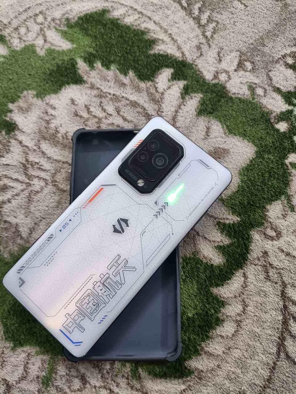 (Black Shark 5 Pro) هاتف ألعاب رائدًا يتميز بشاشة OLED بحجم 6.67 بوصة بتردد 144 هرتز، ومعالج Qualcomm Snapdragon 8 Gen 1 القوي، مع خيارات ذاكرة عشوائية تصل إلى 16 جيجابايت، وبطارية 4650 مللي أمبير تدعم الشحن السريع الفائق بقوة 120 واط، وكاميرا أساسية بدقة 108 ميجابكسل. 
جهاز كامل النضافه عاليه جدآ للبيع مااراوس 
السعر 325 قفل قفل 
مكاني بغداد شفتات جانبيه


**إذا كنت صاحب هذا الإعلان وتريد حذفه لأي سبب، رجاءا أرسل رسالة إلى الدعم الفني**