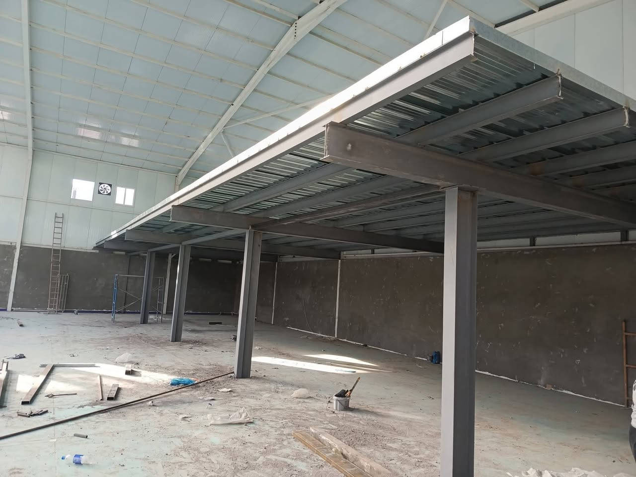 نعمل جميع انواع الحداده
جملونان طبكات هياكل حديد 
صقايف كيس بان 
كرفانات 
دروجه 
كل انواع الحداد
وهاي صوري ملك اليه واعمالي خاصه كله
***********
