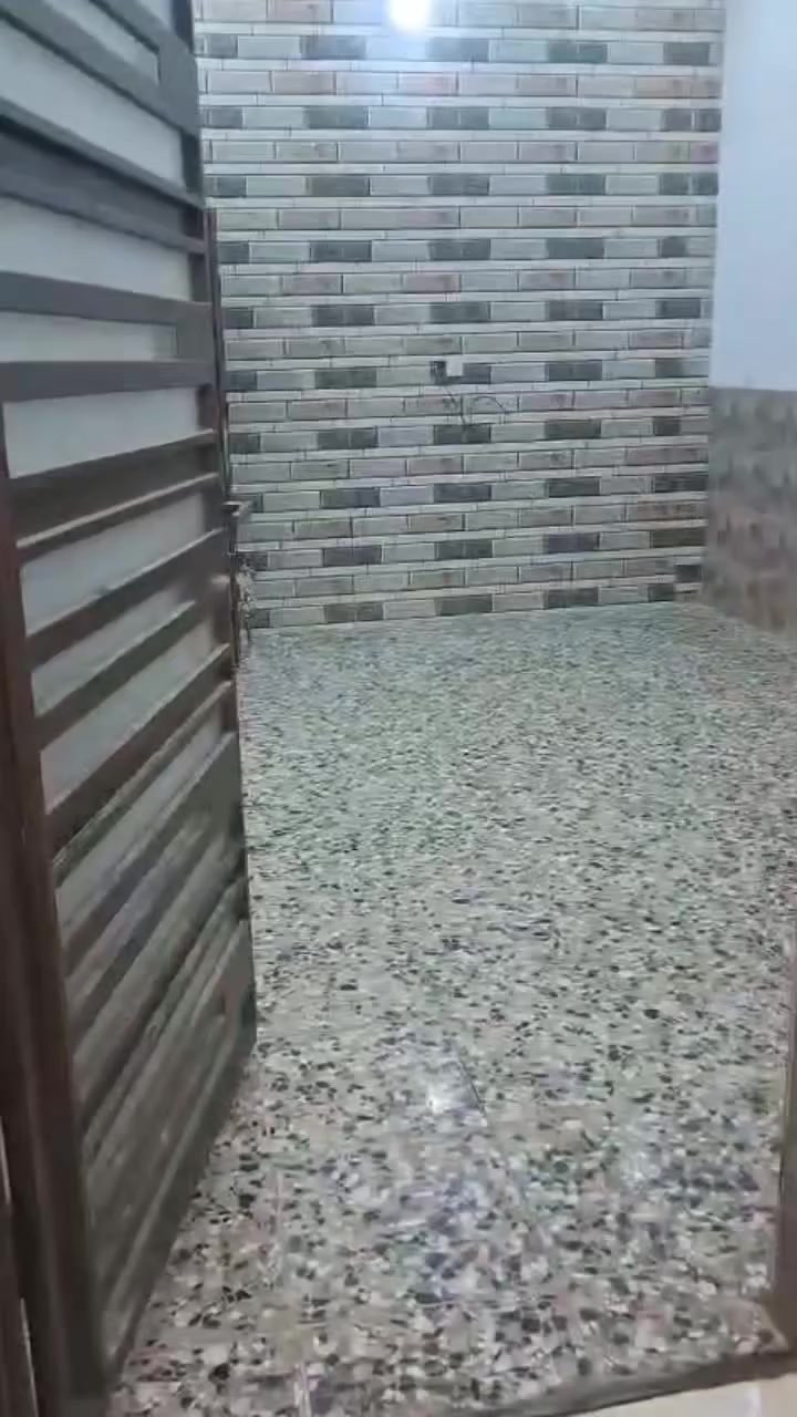 ((على بركة الله تعالى ))
بيت طابق ونص للايجار
 أبيت بنية جديد
التفاصيل // غرفتين نوم واستقبال وصالة ومطبخ وصحيات 
بدل الايجار ٤٥٠ قايل للتفاوض
للاستفسار الاتصال على ***********او***********
