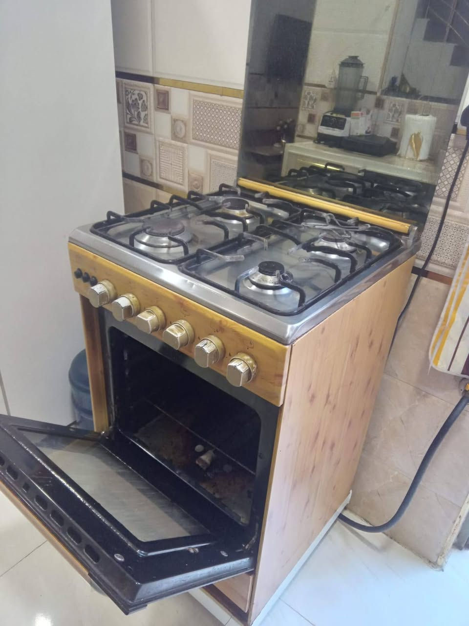 غرفه تركيه ضخمه ونضيفه ب٤٠٠ وطباخ مصري يونير ب١٠٠ مكلفه بالنشر مكانهن الدوره الاتصال على الرقم***********
