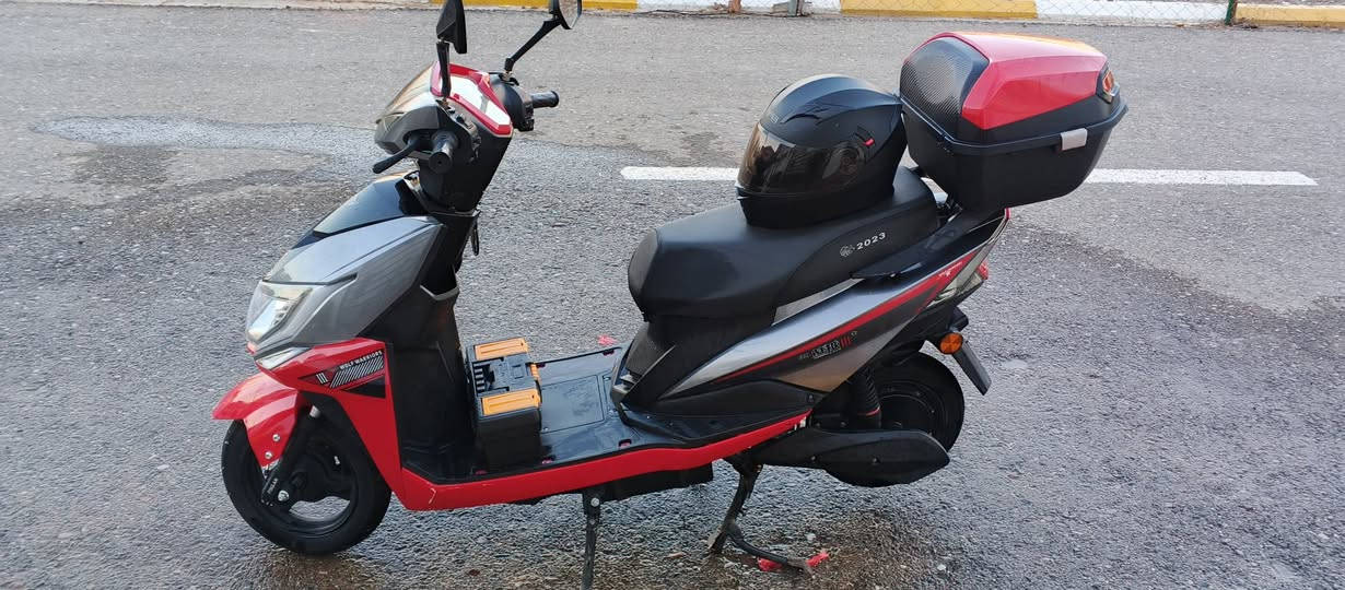 السلام عليكم.
دراجة شحن للبيع موديل 2023 مع الملحقات (خوذة + عدة ).
سنة الشراء :2024/9
مواصفات الدراجة :
ملف :1500 واط.
السرعة :65.
عدد البطارية: 7.
المسافة التي تقطعها الدراجة في الشحنة الواحدة :60 كيلوا متر.
حالة الدراجة :
جيدة جدا كما هي واضحة في الصور.
حالة البطاريات :
جديدة وحالتها جيدة جدا.
السعر : 690 الف مع مجال بسيط.


**إذا كنت صاحب هذا الإعلان وتريد حذفه لأي سبب، رجاءا أرسل رسالة إلى الدعم الفني**