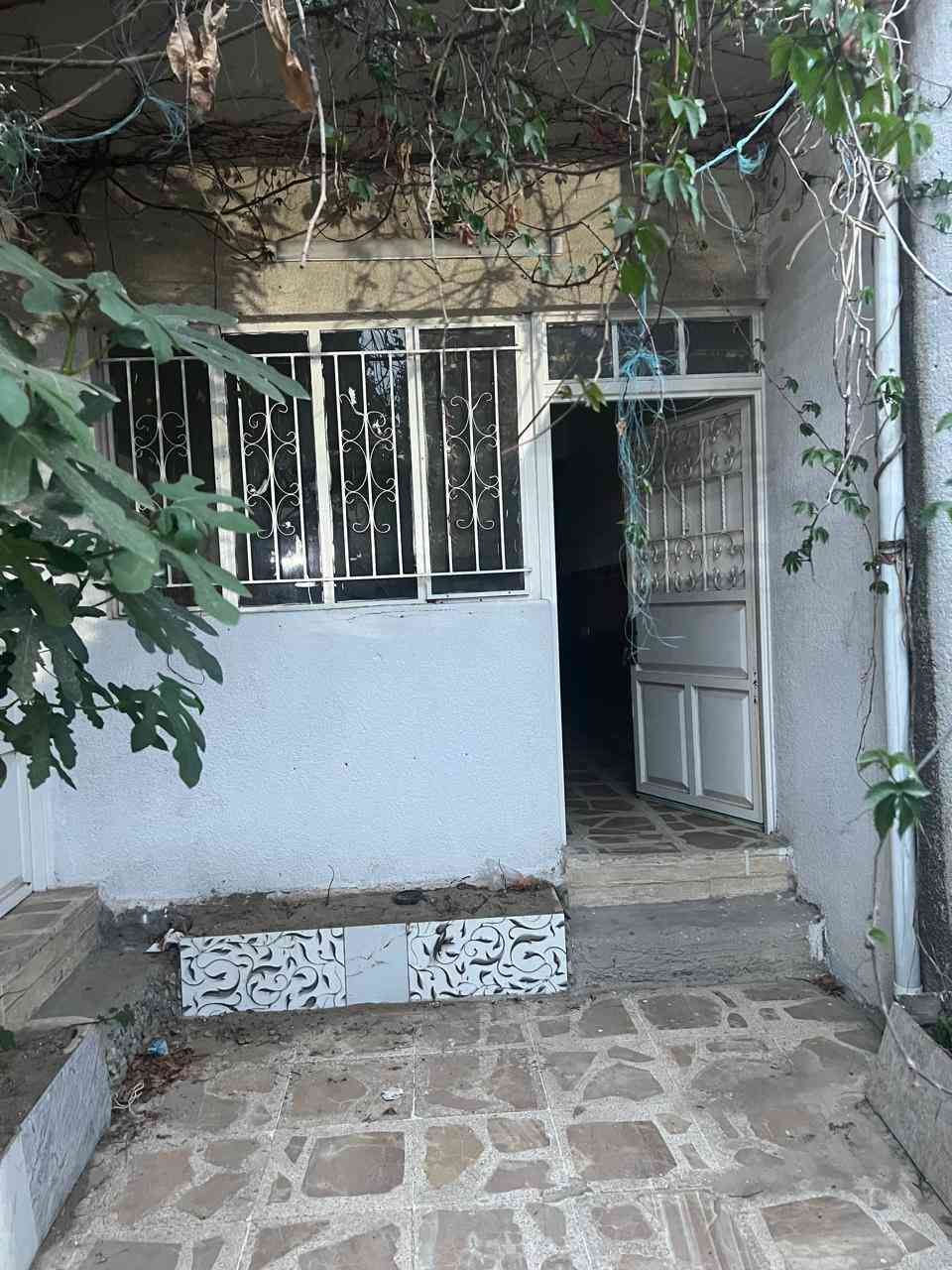 دار للإيجار في حي الحدباء بعد شقق الحدباء 
المساحة : 100 متر 
طابق واحد يحتوي على :.
كراج 
مطبخ 
صاله 
استقبال 
غرفة نوم 
صحيات 

🔺السعر : 350 الف شهرياً قابل للتفاوض 

للاستفسار الاتصال على : 
***********
***********
