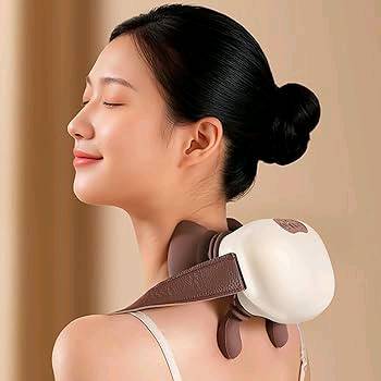 جهاز Oio Neck Massager الموضح في الصورة هو جهاز تدليك لاسلكي مصمم خصيصاً لمنطقة الرقبة والأكتاف. يتميز الجهاز بتصميم رؤوس تدليك تحاكي ملمس "الأصابع البشرية" لتوفير تجربة تدليك عميقة للأنسجة (Deep Tissue) تساعد في تخفيف توتر العضلات وتيبس الرقبة. 
 المواصفات الأساسية للجهاز: 
وظيفة التدفئة (Heating function): يوفر الجهاز حرارة ثابتة (غالباً ما تكون حوالي 42 درجة مئوية) لتعزيز الدورة الدموية وزيادة فاعلية التدليك. 
Amazon.ae
Amazon.ae
 +1
3 سرعات تشغيل: يمكن الاختيار بين ثلاث مستويات مختلفة من السرعة والقوة لتناسب احتياجاتك. 
Dumyah.com
Dumyah.com
 +1
أحزمة ثابتة (Fixed straps): تصميم يسمح بارتداء الجهاز وتثبيته حول الرقبة بشكل مريح، مما يجعله مناسباً للاستخدام "بدون استخدام اليدين" في المنزل أو المكتب. 
Amazon.com
Amazon.com
 +1
نوع الشحن (Charging type): يتم شحنه عبر منفذ USB Type-C، وهو المعيار الحديث والأكثر شيوعاً.