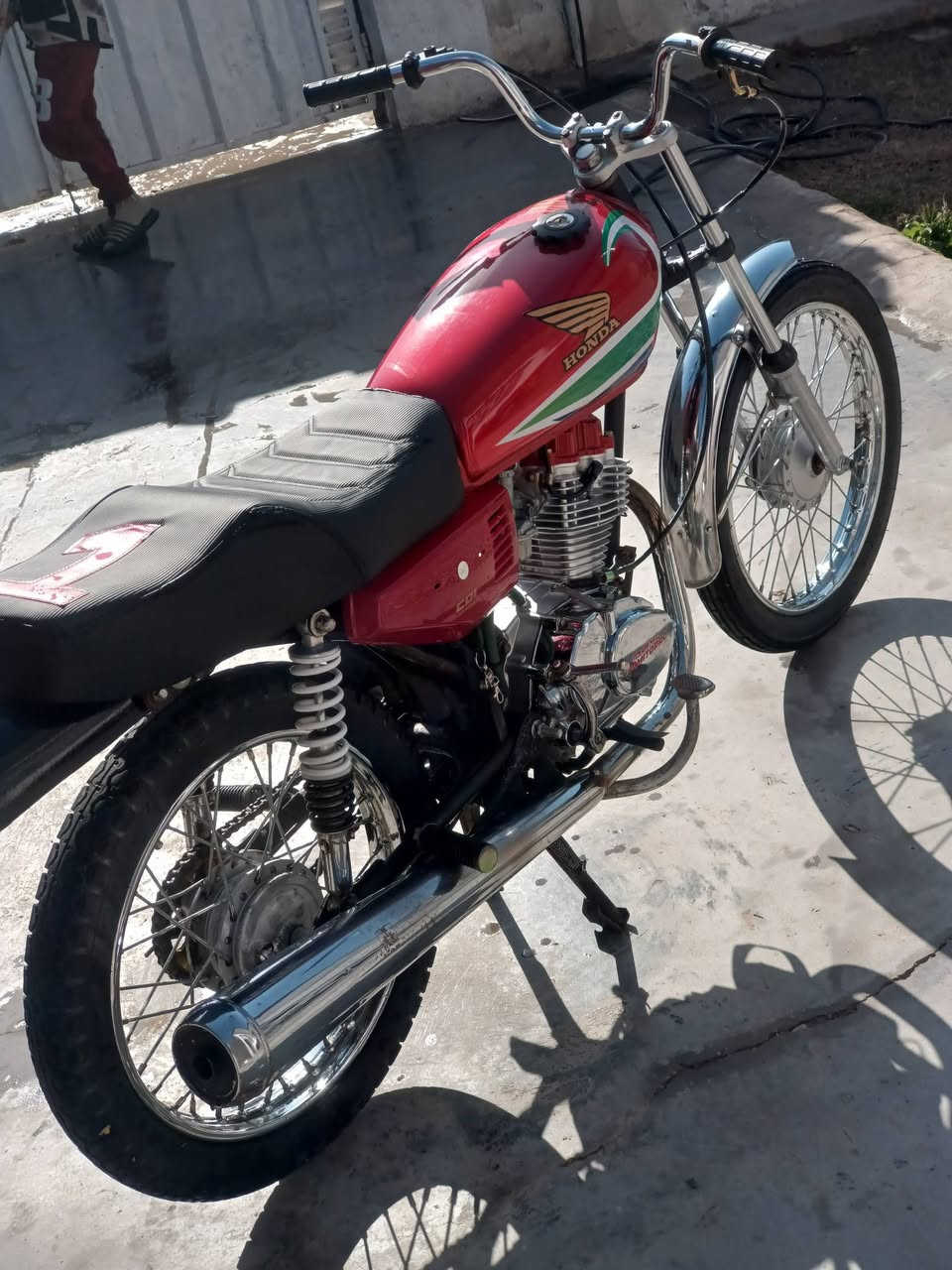 سلام عليكم شباب دراجه البيع موديل 14 وراق صولي دراجه تعمير جديد 25 مكان دراجه واسط  قضاء العزيزيه *********** تصال على رقم لحد يراسلني السعر 750وبيه مجال قليل
