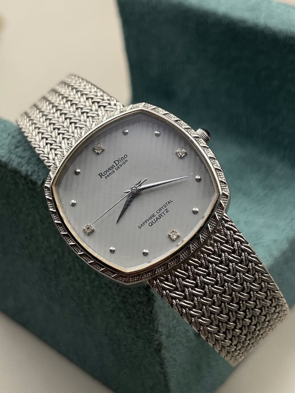 هذه الساعة هي تحفة فنية تجسد الأناقة الفرنسية الهادئة. ماركة Roven Dino (Paris Design) معروفة بتقديم تصاميم كلاسيكية تشبه الساعات الفاخرة جداً.
إليك الوصف المقترح لإعلانك على فيسبوك وإنستغرام:
✨ سحر الأناقة الباريسية بين يديك.. للبيع: Roven Dino Paris ✨
لكل من يبحث عن التميز والقطع التي تتحدث عن ذوق صاحبها دون ضجيج، نقدم لكم هذه الساعة الفريدة من دار الأزياء الفرنسي العريق Roven Dino.
💎 لماذا تقتني هذه الساعة؟
• التصميم: مينا رمادي سماوي مخطط بلمسة "Texture" فخمة، مع إطار (Case) منقوش بدقة متناهية تعكس الضوء بجمالية مبهرة.
• المتانة: مزودة بزجاج Sapphire Crystal المقاوم للخدش، لتبقى ساعتك بلمعتها الجديدة دائماً.
• الحالة: نظافة 100% (كأنها خارجة من الوكالة الآن).
• السوار: حزام معدني بتصميم "المشغول" (Mesh/Intrecciato) مريح جداً على المعصم ويعطي انطباعاً بالمجوهرات الراقية.
📐 المواصفات الفنية:
• المنشأ: تصميم فرنسي (Paris Design).
• المقاس: 30*30 ملم (مربع بلمسة كلاسيكية تناسب المعاصم الراقية).
• المحرك: Quartz دقيق جداً وعملي.
• الإضافات: فصوص ناعمة عند الساعات تعطي لمسة من الفخامة.

السعر : 120 ألف 
للحجز و الاستفسار دايركت


**إذا كنت صاحب هذا الإعلان وتريد حذفه لأي سبب، رجاءا أرسل رسالة إلى الدعم الفني**