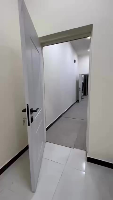 السلام عليكم بيت بناءحديث مساحه ١٠٠متر متكون من غرفه كبيره وصاله كبيره حمام مطبخ كبار صاله ٦/٤ حمام توليت خارجي او طارمه بل كامل سرايمك او مصبوغ  بيبان شبابيك كله تفاصل ثقيل السطح مشتغله ماده مسويله مجاري على نهر جوره ناس طيبه  يبعد عن  الاربع سايدات ٧٠٠متر عنوانه الجزيره اليوبه نزلت بيت شبر قرب مدرسه النعيسه  نوع طابو طابو ملك زراعي ابسم عراقي او موجود اي ستفسار خاص متاح رقم الهاتف ***********
