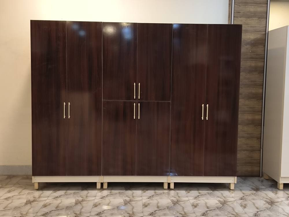 كنتور أو معرض فراش ٦ ابواب 
شغل درجه اولى 
العرض ٢٧٠سم 
الارتفاع ٢٢سم
العمق ٧٠سم 
السعر ٥٢٥ الف 
خانقين توله فروش معرض زاهد 
الشارع الرئيسي مقابل مسبح مرواري 
متوفر خدمه توصيل بغداد والمحافظات الاخرى 
*********** خناقين, ديالى
