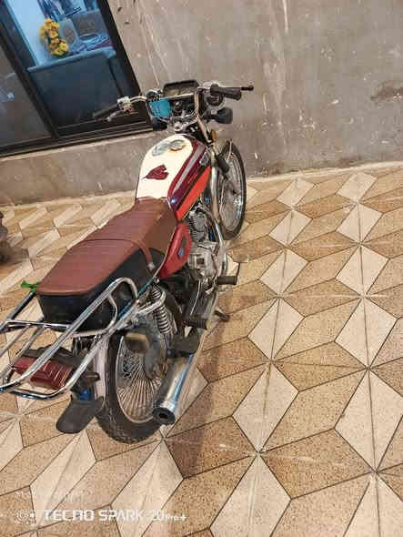 سلام عليكم دراجه تايكر اخت الجديد موديل 22اوراق اصوليه محرك مامفتوح مكان ورديه خارج للسفسار ***********
