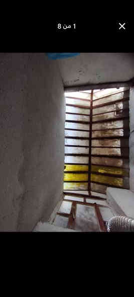 السلام عليكم بيت وقف سني وره حسينية داود العاشور يبعد عن الشارع تقريبن كيلو وشوي شارع تبليط للباب المساحه ١٩٢ بي ٣ غرف وهول جبير ودوانيه وكراج وصحيات خارجيه وداخليه درج خارجي البيت كله سيراميك وبياض وسقف ثانوي السعر ٥٥ وبي مجال بسيط الاستفسار ***********
