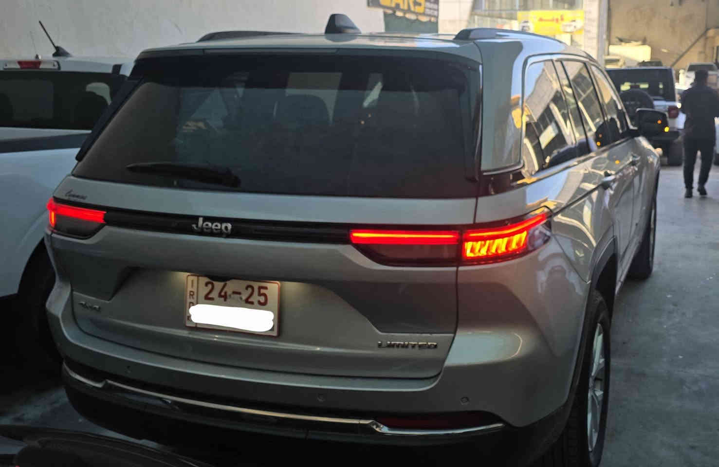 جيب كراند شيروكي 2023 limited لمتد
6 سلندر فور ويل 
فقط جاملغ صبغ 
( بدون شاصي ودواخل وايرباك )

كاتي بدون رقم تترقم( اربيل دهوك سليمانية )
جداً نظيفة السيارة وبوضع الشركة 

السعر : 275 وبيها مجال 
المكان : دهوك
***********
***********
اتصال أو واتساب
