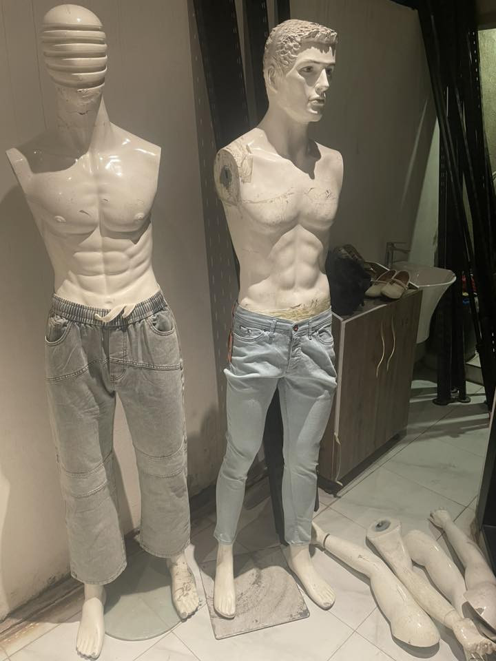 السلام عليكم عندي ملكانات عدد ٢ و ميز مثل ماموضح عدد ٣ جديد و دنك طول ٣ م العدد ١٨ و سكك عرضانيات و عكارب مال عرض للاستفسار الاتصال على *********** محافظة كربلاء
