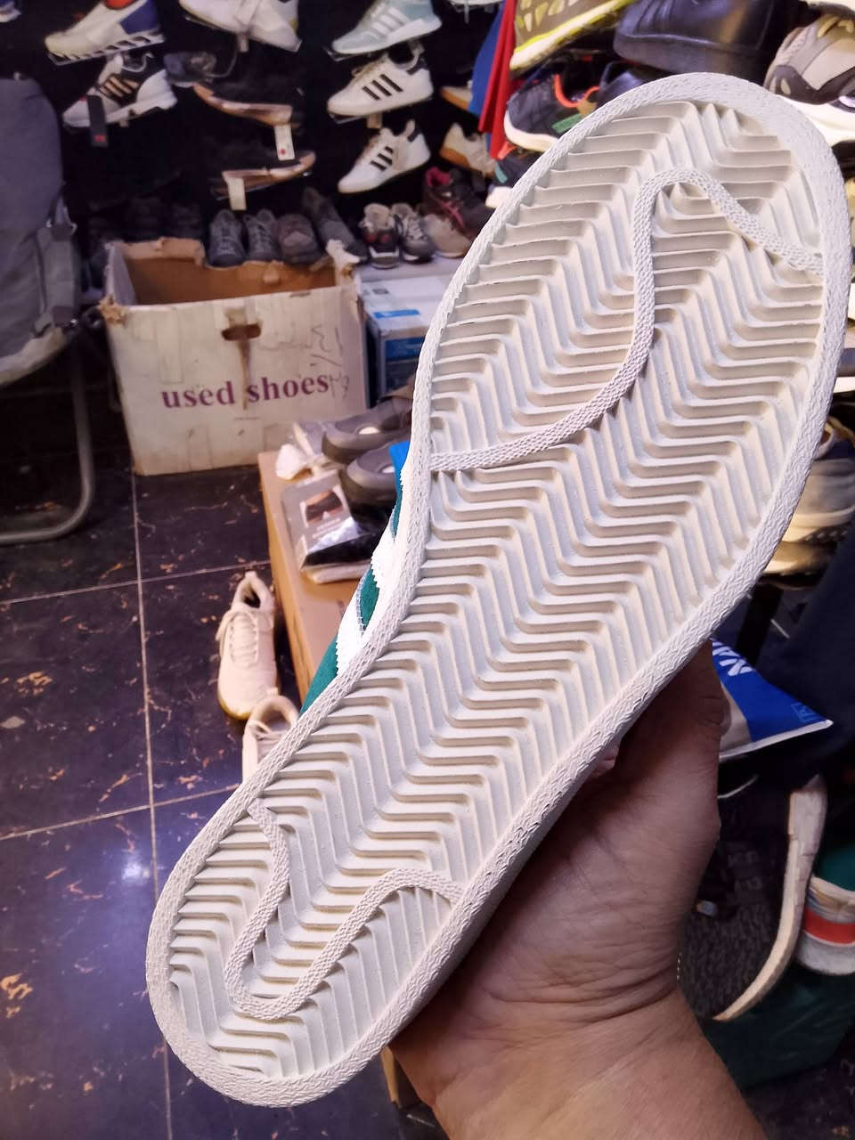 ADIDAS 
CAMPUS 80s MULE..
siaz..42.2/3
27cm.viatnam
ORIGINAL.. SAMPLE 
جديد وكاله غير مستخدم ..حفاية
للحجز والاستفسار راسلنا واتس اب وماسنجر عله الرقم الموجود ***********ابو ايمن
توجد خدمة توصيل كل المحافظات
