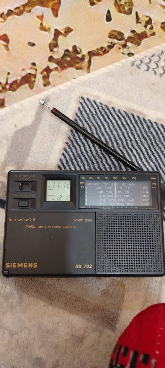 جهاز راديو  SIEMENS RK702
الصنع ألماني ويعتبر من النوادر 
نظافة ٩٩ ٪
يعمل بثلاث باتريات قلم
الموجات / fm_ am_ sw1_sw2_sw3_sw4_sw5
ساعة محلية وساعة عالمية لكل البلدان 
أريل الأصلي... ما مفتوح نهائيا
السعر ٧٥ الف
هاتف ***********
