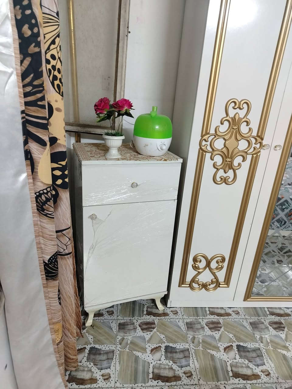 غرفه للبيع نظيفه السعر 850 بغداد من يحب على خط التليفون بيع سريع ***********
