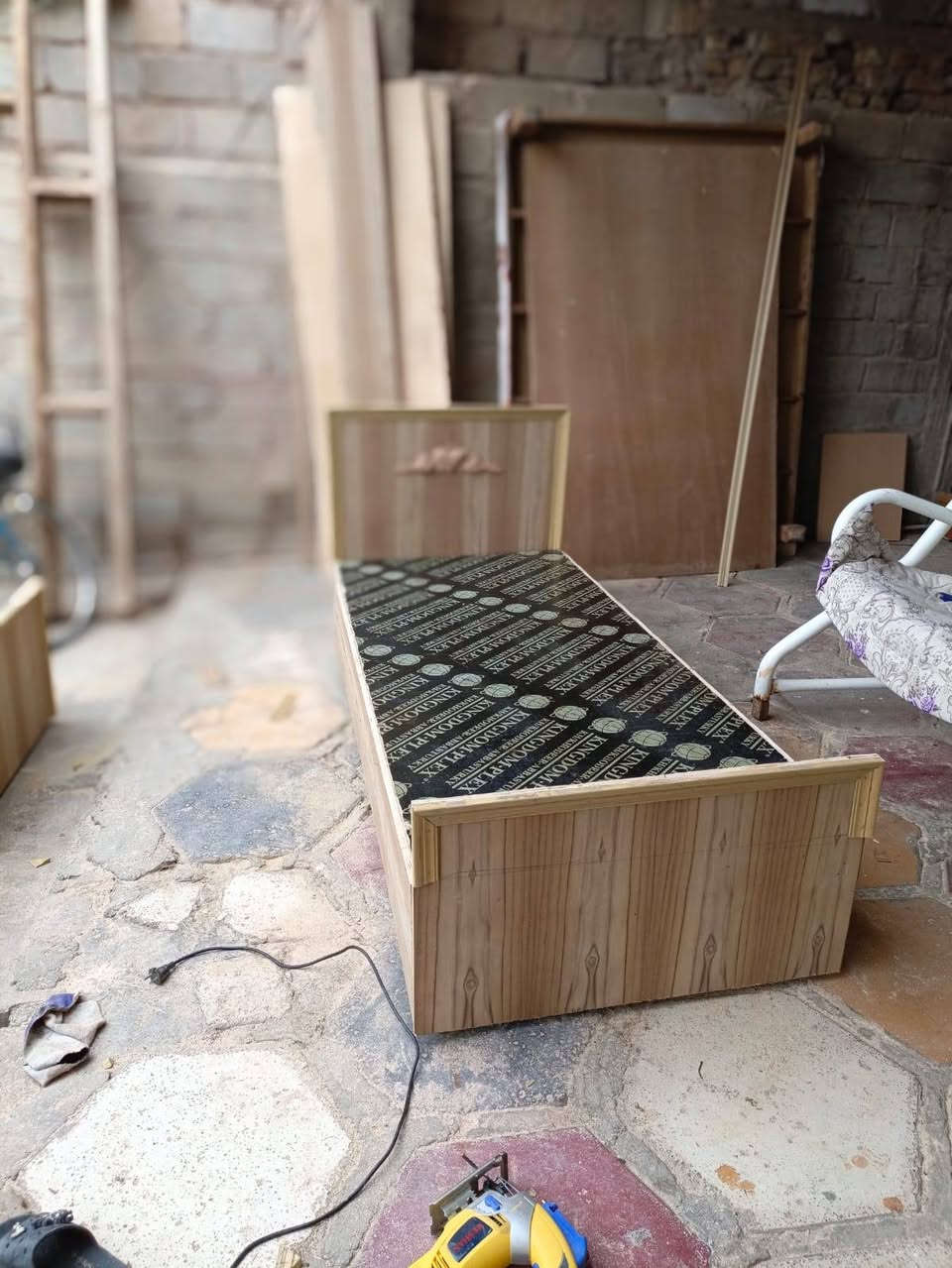 السلام عليكم..كنتور 6 ابواب  السعر. 265
كنتور 4 ابواب السعر  225..
سرير نفر جديد  عدد 2 سعر الواحد 150.
سرير نفرين زان السعر 150.
للاستفسار خاص او التواصل عالرقم ***********. حي للمعلمين..................
