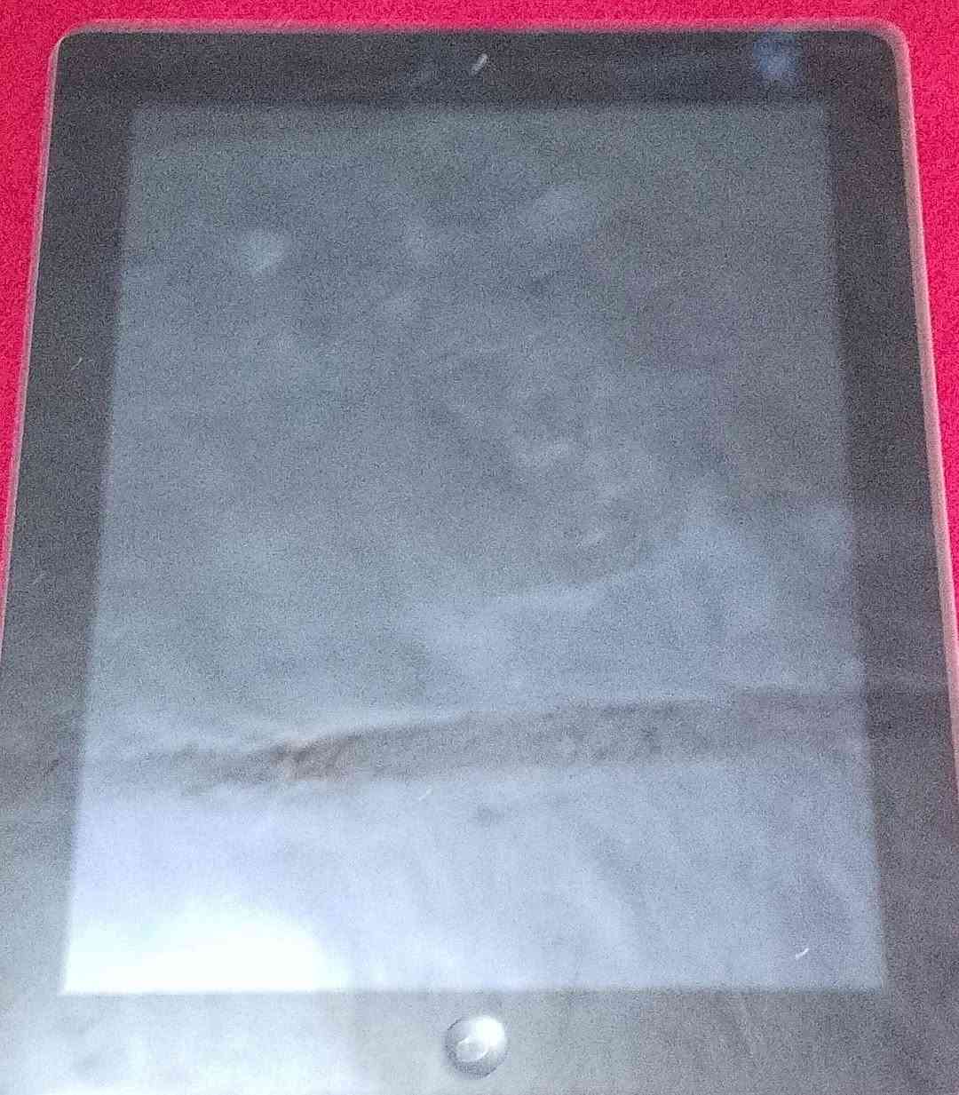 السلام عليكم ايباد ابل  للبيع يشغل يوتيوب وتكتك والعاب اطفال يعني مو مال العاب ذاكرته ٣٢  قويه وحاسبه هارده ١٦  وماعرف موصفاته تفيد للدراسه مو للعاب مكاني شطره اسعارهن الايباد ٥٠ والحاسبه ٥٠ رقمي ***********
