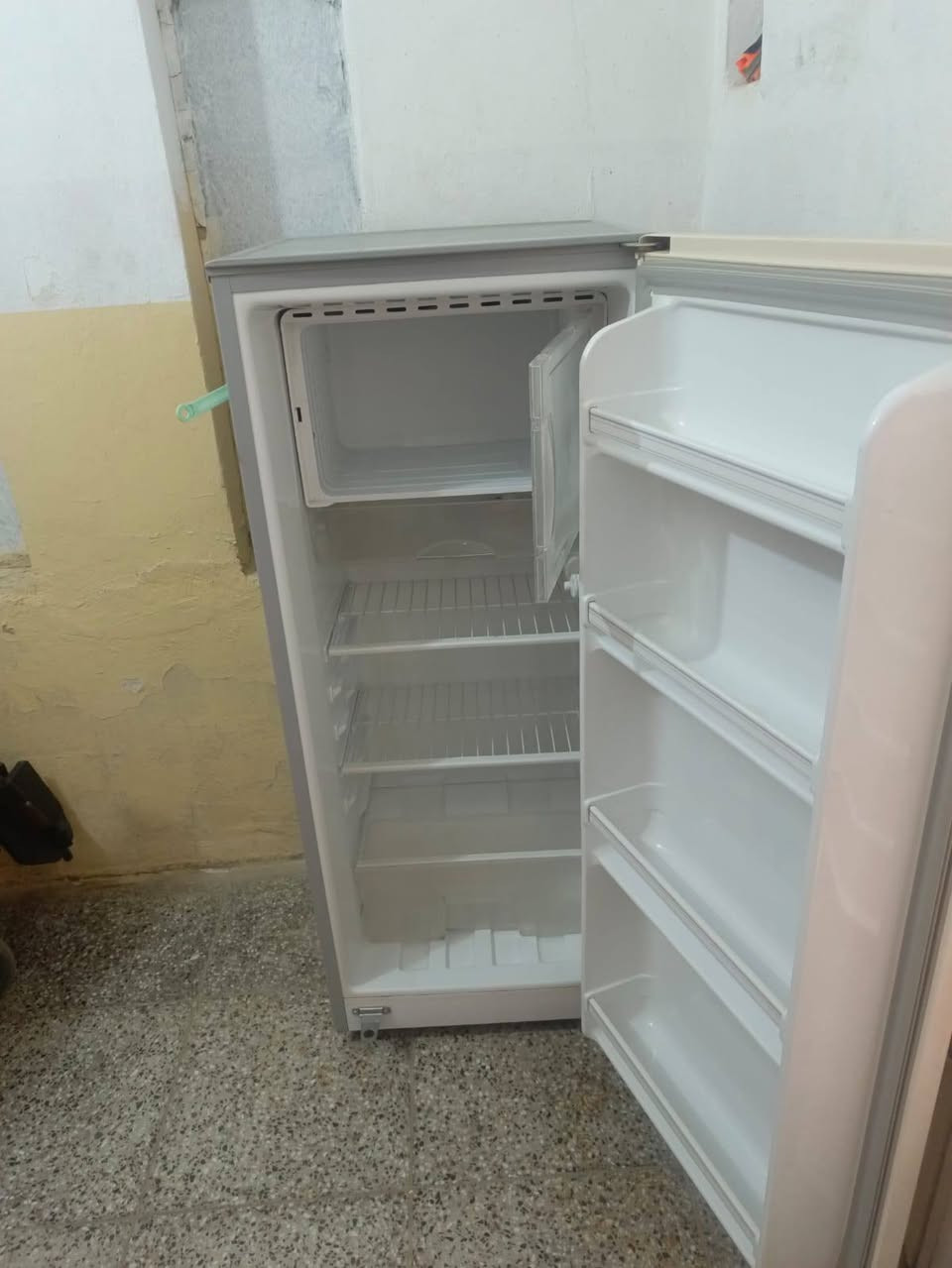 ثلاجه للبيع سعره 100ثلاجه جديده مستعملة شيء قليل مكان نجف كوفه حي ميسان ***********
