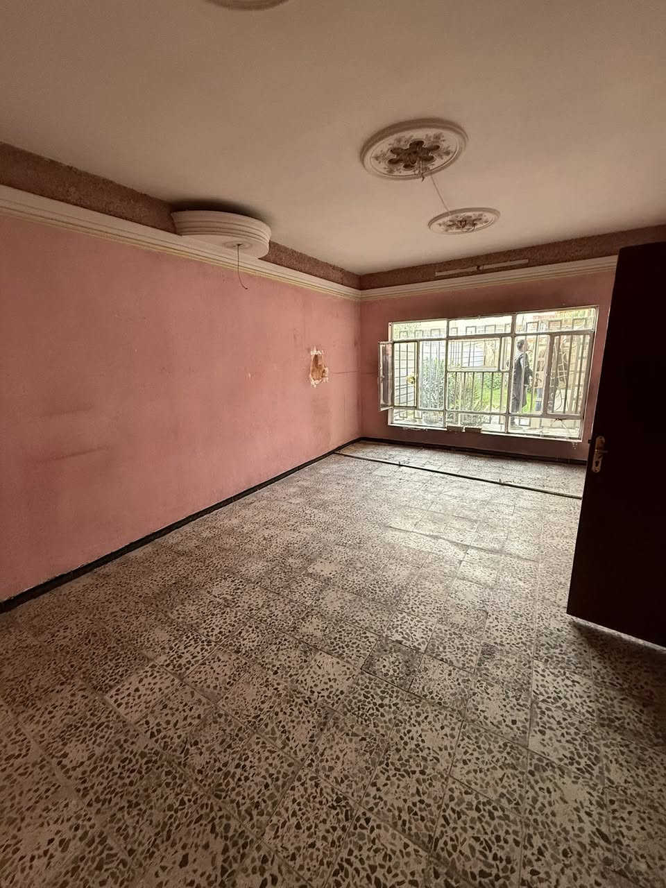 #للايجار____في_____السيدية
دار مساحه 100 متر 

يحتوي على غرفة وصاله ومطبخ وحمام 

بدل الايجار 500 الف 

للأستفسار ***********
