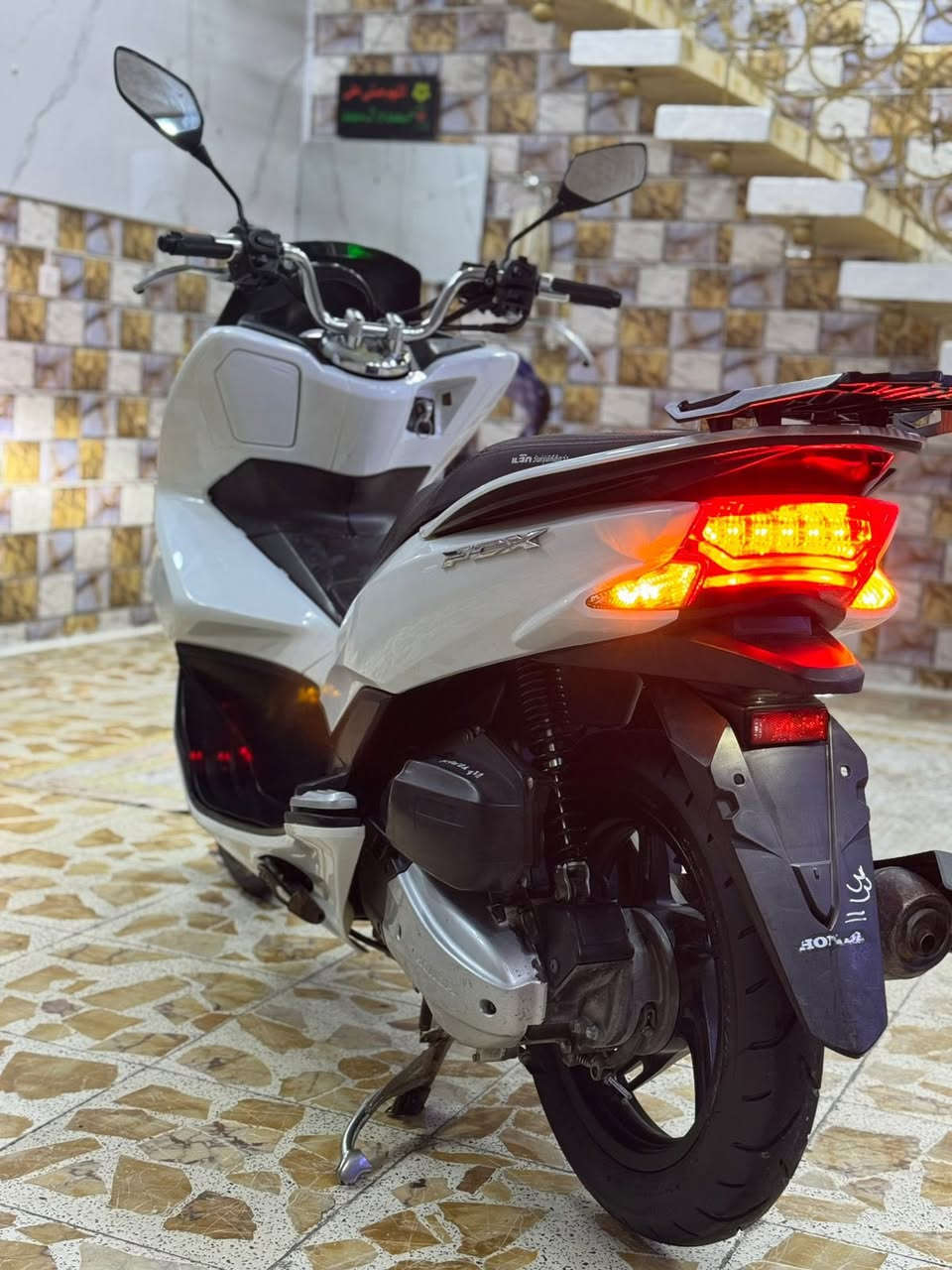 السلام عليكم وكاله وكاله ماشيه 11 الف  للبيع دراجه pcxجيل الثاني اصلي دراجة مال رمبه ماخذها رمبه الدراجه على ايدي حجم مكينه 150 
الاصلي دراجه جديده مال جناي
الاصلي دراجه كامله أستان كهربائي حساس ازدحام ٢ دراجه جديده الدراجه مكينه لوك برغي ممفتوح بيهه شلعا معدل خير من اللّٰه دراجه تكول جديده بمعنئ الكلمه واحلا من الصور دراجة مكينه مكفوله اي نقص مابيه
السعر مليون 550وبيه مجال بصيط 
اي استفسار ***********مكان بغداد
