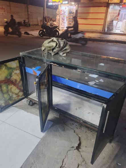 فاترينه للبيع العنوان الحريه الاولى قرب تقاطع العياده 
السعر 100
***********
