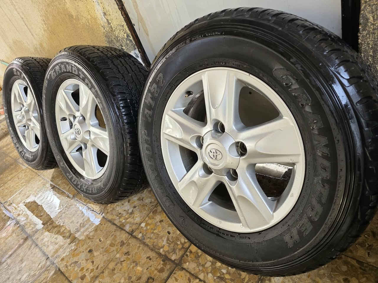 مرخصة الادمن المحترم
ويل كب لاندكروز VXR عدد 5 قطع مع كباتهن و تايرات دلوب كلش استعمال نضاف استعمال قليل سعرهن ٤ ورقات العنوان البصره رقمي ***********
