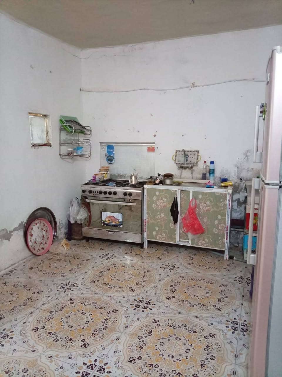 مشتمل للبيع مساحته 150 واجهيه 10 والنزال 15 يتكون من غرفه وصاله ومطبخ واستقبال السقف صب مسلح في حي الحكيم بنزله ماركت علي الامير مو اول فرع ثاني يبعد عن الصب 20 متر يتكون من ماي ومجاري وكهرباء السعر مناسب الاتصال على الرقم ***********
