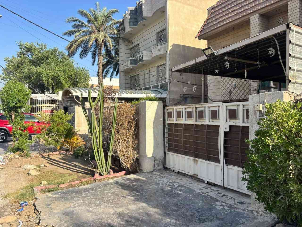 بيت تجاري ركن في إسكان المنصور شارع المخازن ( شارع 23) يحتوي على 3 نوم وصاله ومطبخ وخدمات بالاضافه إلى تشجير ورصيف عريض بموقع مميز وبسعر مناسب للاتصال بنا ***********
