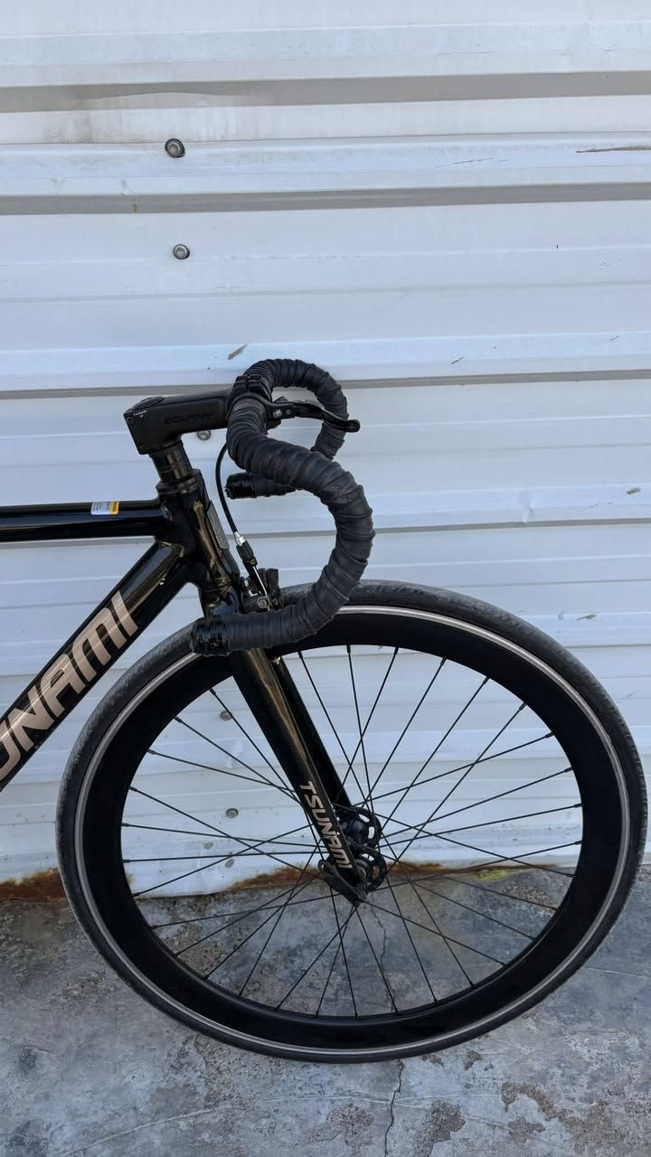 •	الماركة: Tsunami
• الموديل: SNM100
 • النوع: Fixed Gear / Single Speed
 • الفريم: ألمنيوم خفيف الوزن (خفيف وسريع)
 • اللون: أسود مع كتابة ذهبي
 • المقود: دروب بار (Road Drop Bar)
 • الرنك: ألمنيوم مع كرنك قوي
 • الجنطات: عريضة ستايل ديب رِم (شكل سبور)
 • الفرامل: أمامي (مركب فرامل أمامي)
 • الحالة: نظيفة جداً / مثل ما مبين بالصور
 • مناسبة للطول: تقريباً من 168  – 177 سم (قياس الفريم M )


**إذا كنت صاحب هذا الإعلان وتريد حذفه لأي سبب، رجاءا أرسل رسالة إلى الدعم الفني**