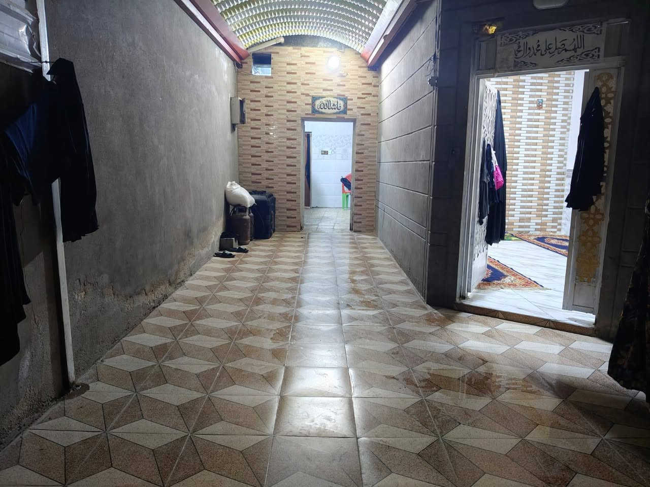 سلام عليكم بيت 150متر ستقبال وصاله وغرفه ومطبخ وصحيات وفوك غرفه قيد النشاء كافت الخدمات حي لامين نزلت مجمع الامير ***********
